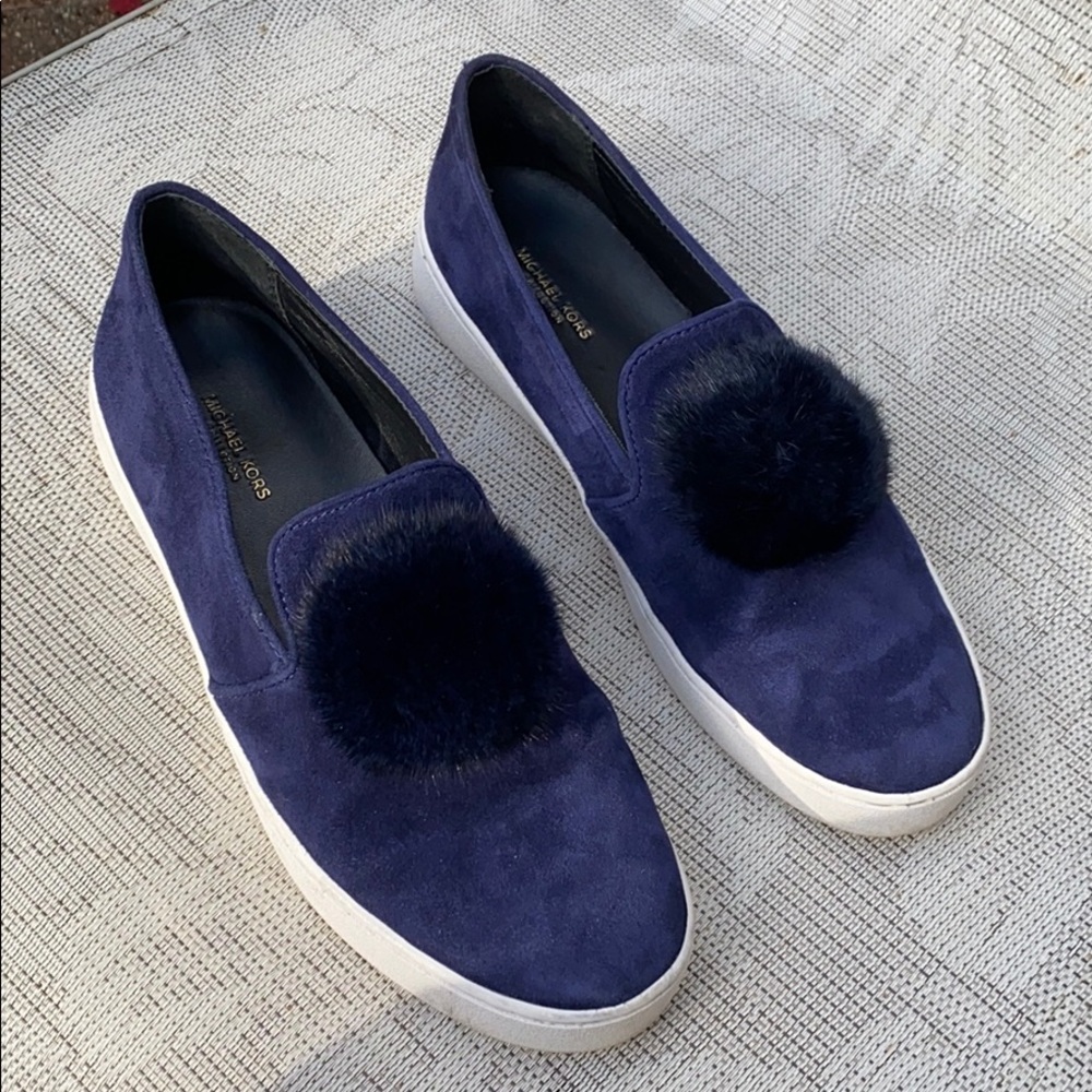 Pom slip ons